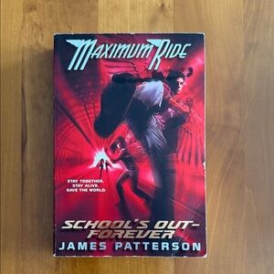 ✨ Maximum Ride: School’s Out—Forever (Paperback, GUC) • By James Patterson
